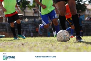 Dezenas de Crianças e adolescentes carentes tendo a oportunidade de aprender e praticar o futebol e participando de ações que possibilitam o alcance do desenvovimento integral do indivíduo.Futebol Social Nova Lima